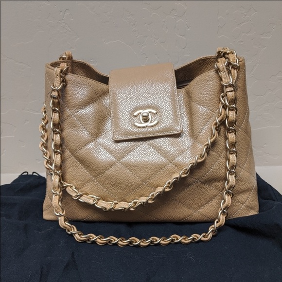 CHANEL Iridescent Pearl Caviar Tote bag - Picture 11 of 14